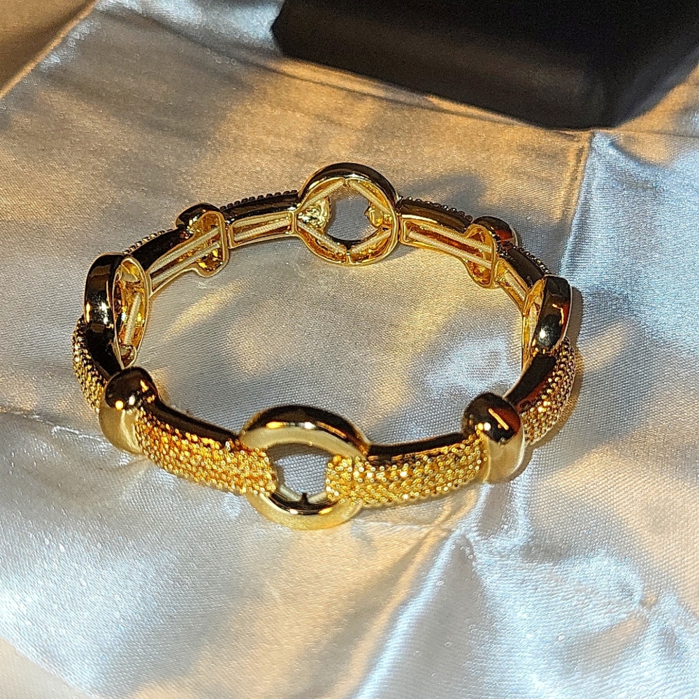 125. Elastic Posh Goldtone Bracelet